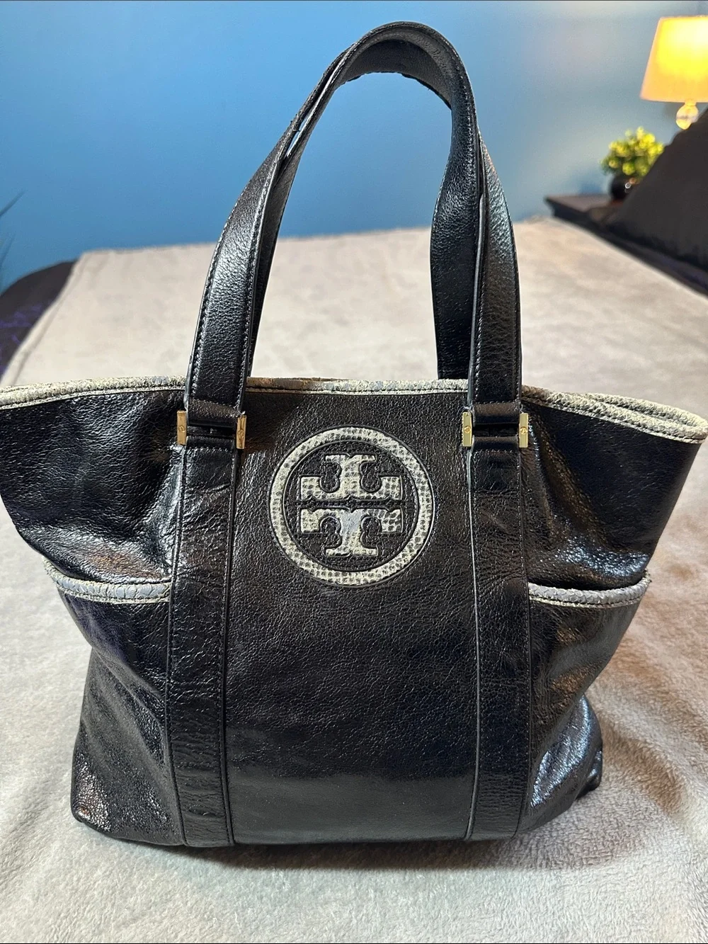 Very PRE LOVED Tory Burch Black Patent Leather Tote w/Contrast Trim 🖤🩶🖤